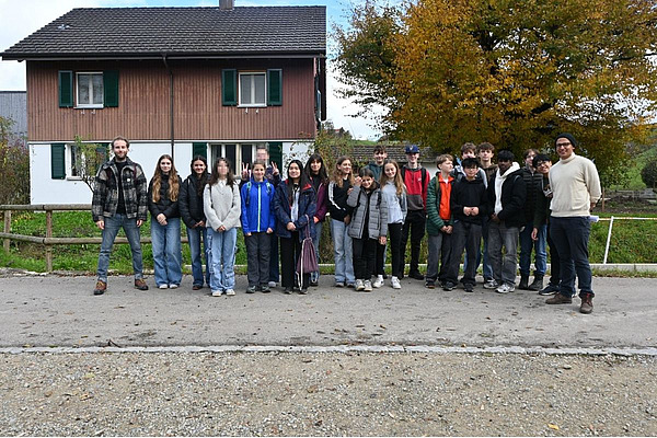 Schulklasse vor den Gebäuden des FiBL Hofes.