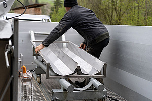T-Trailer mit zustätzlicher Wanne für Ziegen.