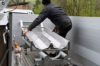 T-Trailer mit zustätzlicher Wanne für Ziegen.