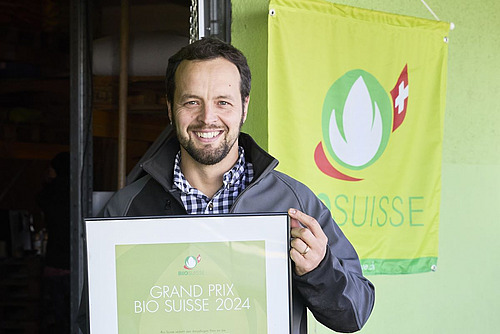 Ignace Berret hält das Gewinnerzertifikat des Grand Prix Bio 2024.
