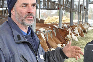 Landwirt und ehemaliger Betriebsleiter Andi Wälle erzählt über das System der mutter- und ammengebundenen Kälberaufzucht.