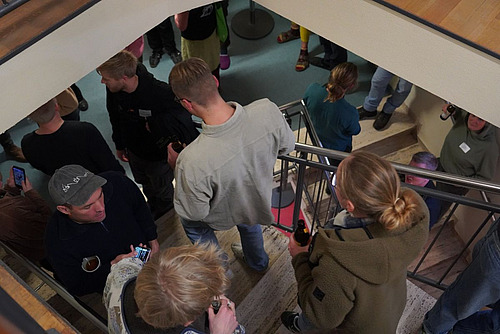 Gruppe von jungen Menschen in einem Treppenhaus.
