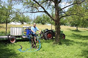 Hans Brunner vor Maschine