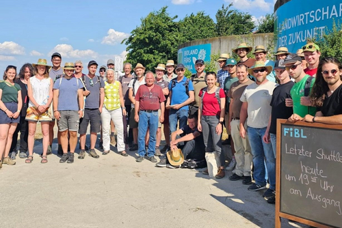 Eine Gruppe Personen in der Sonne. 