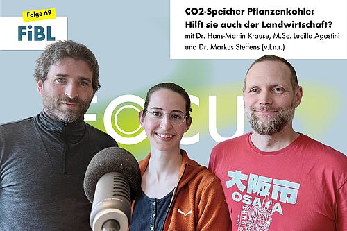 Zwei Männer und eine Frau an einem Podcast-Mikrofon.