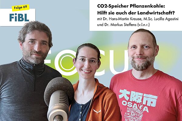 Zwei Männer und eine Frau an einem Podcast-Mikrofon.