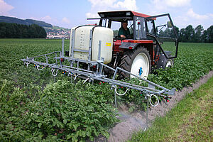 Feldspritze beim Unterblattspritzen im Kartoffelfeld