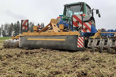 Der Grubber hinter dem Traktor. 