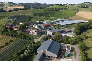 Eine Luftaufnahme mit den Gebäulichkeiten des Institut und den umliegenden Feldern.