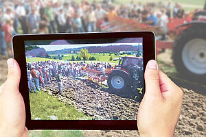 Smartphone filmt eine Maschinendemonstration