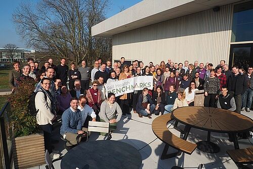 Eine Gruppe von Personen auf einer Terrasse