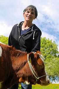 Tierforscherin Anet Spengler mit Kuh