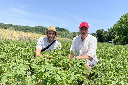 Zwei Männer in einem Feld.