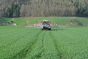 Ein Schlepper auf einem Feld zur Hofdüngerausbringung