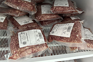 Vakuumiertes Fleisch im Kühlregal mit Haltbarkeitsdaten.