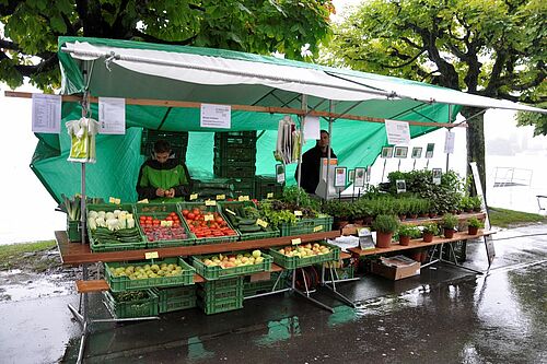 Marktstand im Regen