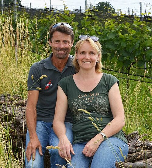 Roland und Karin Lenz sitzend im Rebberg