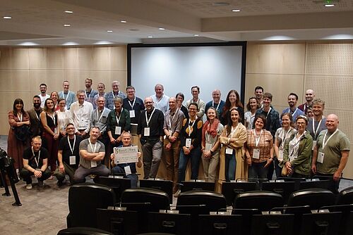 Eine Gruppe Menschen in einem Saal