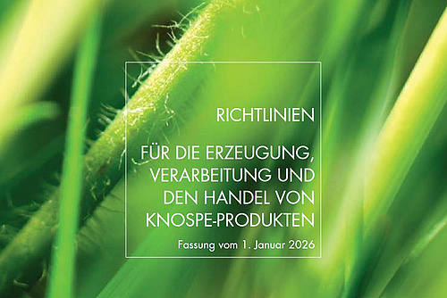 Auf dem Cover sind Grashalme in Nahaufnahme zu sehen, darüber der Titel "Richtlinien für die Erzeugung, Verarbeitung und den Handel von Knospe-Produkten; Fassung vom 1.Januar 2026". 