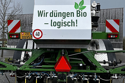 Traktor mit Aufsatz für Flüssigdünger.