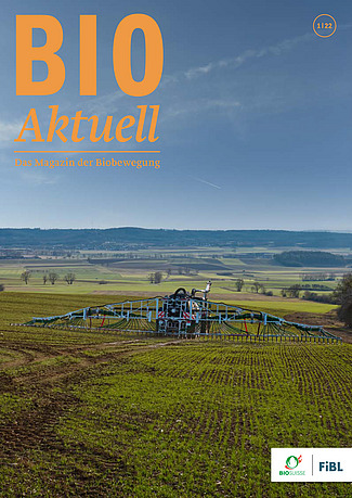 Titelseite Bioaktuell 1|2022: Traktor mit Schleppschlauch