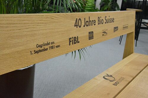 Eine Holzbank mit Beschriftung steht in der Bio Suisse Geschäftsstelle.