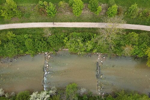 Ein Fluss mit zwei Schwellen aus der Vogelperspektive