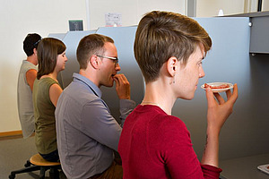 4 Personen bei der Degustation