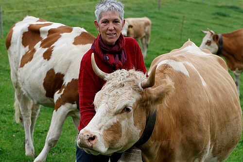 Regina Fuhrer mit Kühen auf der Weide