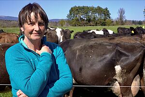 Susanne Käch aus Gampelen vor ihren Kiwi Cross-Kühen. 