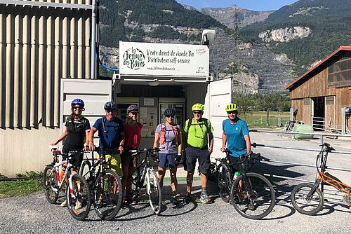 Radfahrer vor einem Hofladen