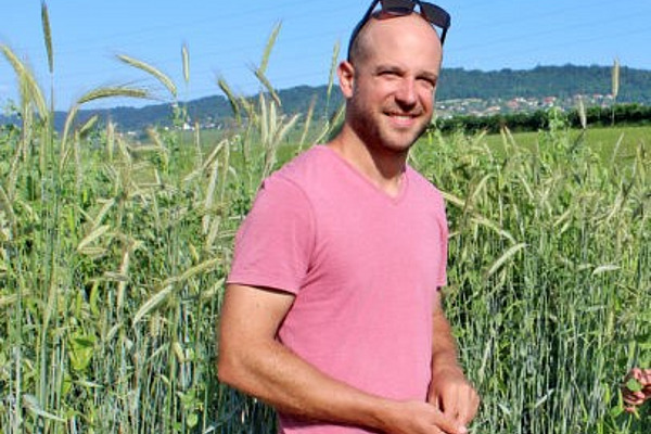Gérald Huber steht in einem Feld.