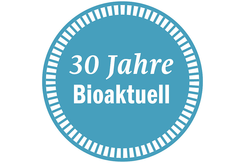 Hellblauer Button mit der Aufschrift "30 Jahre Bioaktuell"
