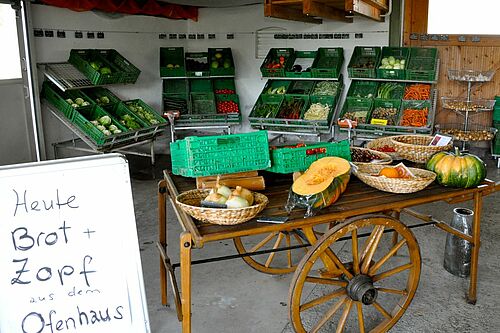 Hofladen mit Auslage von Früchten und Gemüse