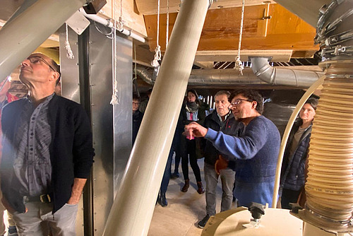 Eine Gruppe von Menschen in einem Raum mit Rohren und Geräten.