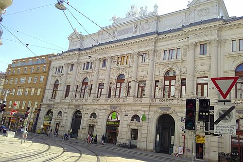 altes, weisses Gebäude mit Bioladen