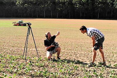 Making-of: Zwei Männer am Filmen auf dem Zuckerrübenfeld