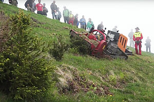 ferngesteuertes Mulchgerät auf einer Alp im Einsatz