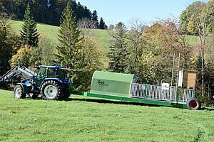 Traktor mit Anhänger für zehn Mastschweine