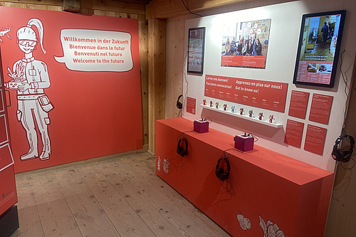 Blick in eine Ausstellung mit bebilderten Wänden.