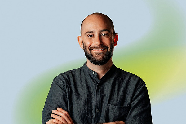 Ein Mann mit verschränkten Armen.