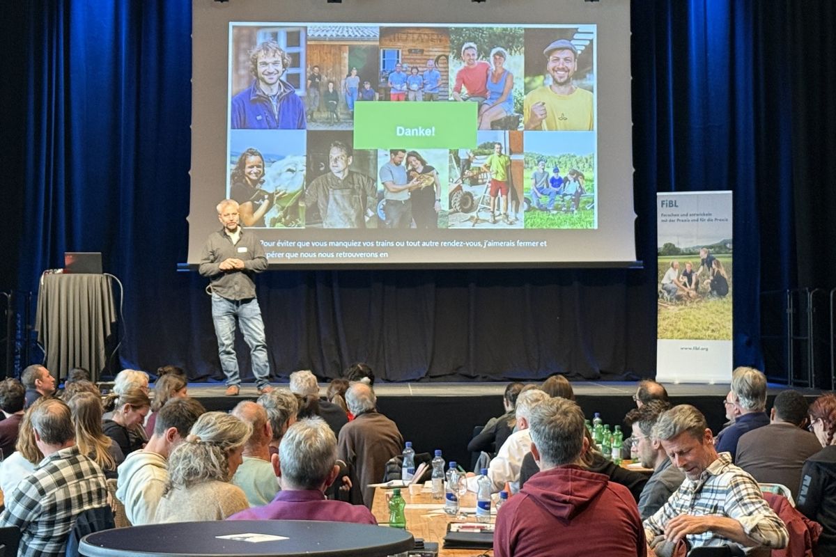 Sicht auf die Bühne und Michael Riemann, der sich bei allen Anwesenden bedankt.