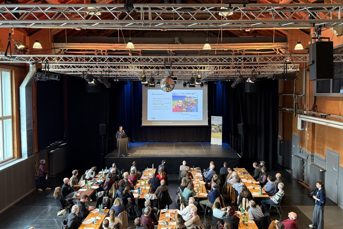 Sicht auf die Bühne und die Zuhörer*innen der Weinbautagung.