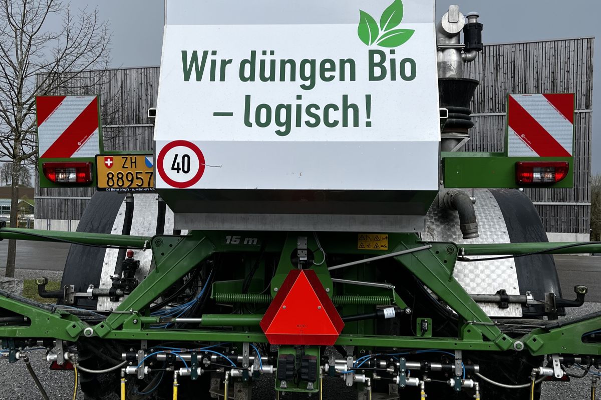 Traktor mit Aufsatz für Flüssigdünger.