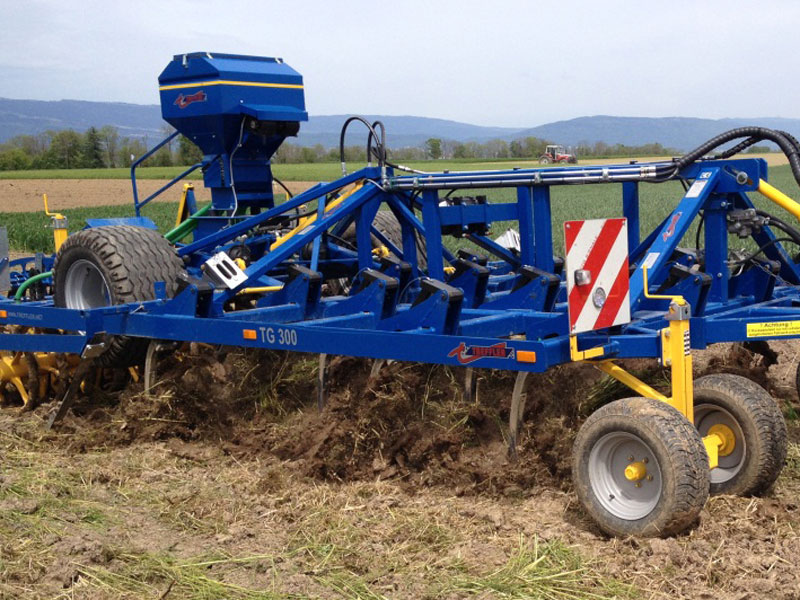 in Treffler-Grubber bearbeitet eine Gründüngung, es ist der 2. Arbeitsgang.