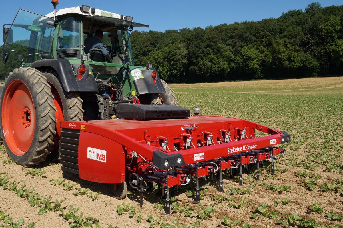 Rotes Hackgerät am Traktor