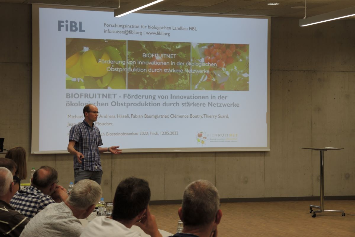 Michael Friedli präsentiert in der FiBL-Aula das Projekt Biofruitnet.