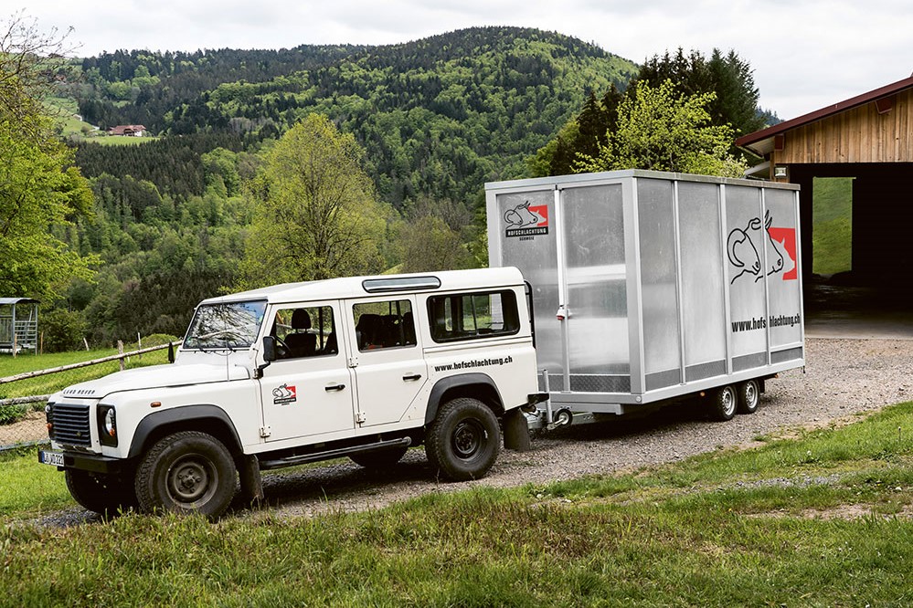 Weisser Land Rover mit Schlachteinheit-Anhänger