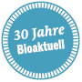 Hellblauer Button mit der Aufschrift "30 Jahre Bioaktuell"